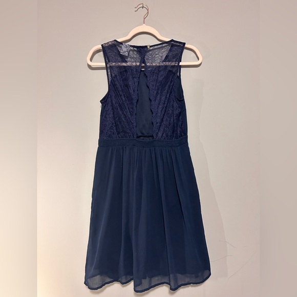 Lace open back dress - Picture 1 of 8